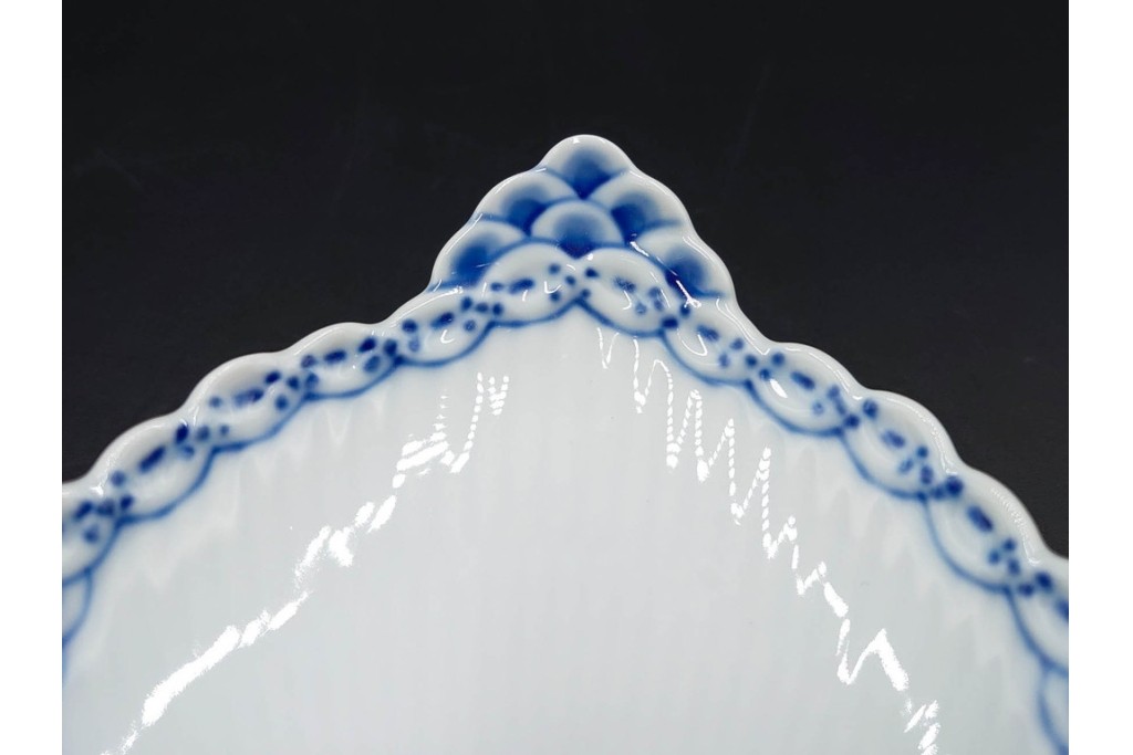 デンマーク製　ROYAL COPENHAGEN(ロイヤルコペンハーゲン)　ブルーフルーテッド プレイン プリンセス　ハイハンドルカップ&ソーサー・ラウンドディッシュ2点・ピックルディッシュセット　(R-085315)