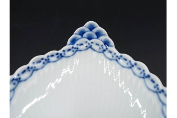 デンマーク製　ROYAL COPENHAGEN(ロイヤルコペンハーゲン)　ブルーフルーテッド プレイン プリンセス　ハイハンドルカップ&ソーサー・ラウンドディッシュ2点・ピックルディッシュセット　(R-085315)