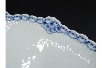 デンマーク製　ROYAL COPENHAGEN(ロイヤルコペンハーゲン)　ブルーフルーテッド プレイン プリンセス　ハイハンドルカップ&ソーサー・ラウンドディッシュ2点・ピックルディッシュセット　(R-085315)