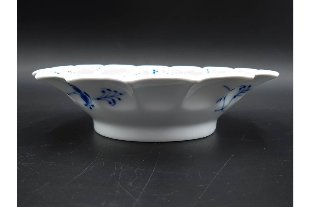 デンマーク製　ROYAL COPENHAGEN(ロイヤルコペンハーゲン)　ブルーフルーテッド プレイン プリンセス　ハイハンドルカップ&ソーサー・ラウンドディッシュ2点・ピックルディッシュセット　(R-085315)