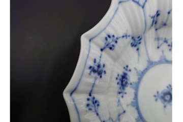 デンマーク製　ROYAL COPENHAGEN(ロイヤルコペンハーゲン)　ブルーフルーテッド プレイン プリンセス　ハイハンドルカップ&ソーサー・ラウンドディッシュ2点・ピックルディッシュセット　(R-085315)