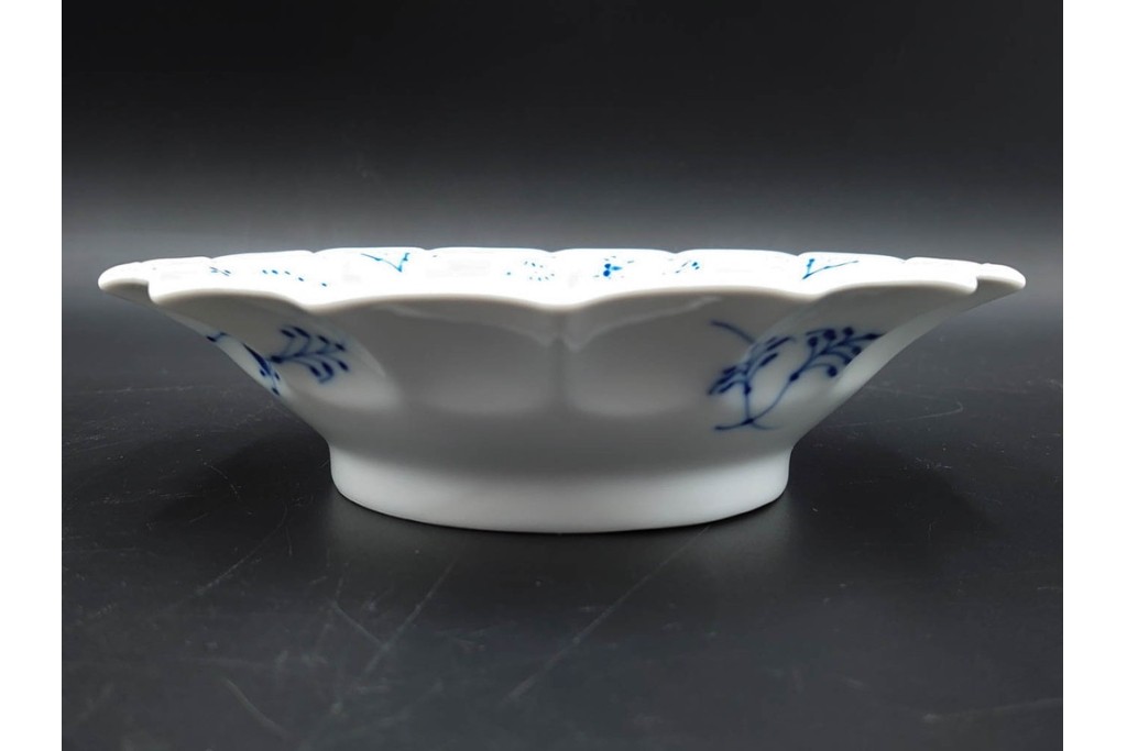 デンマーク製　ROYAL COPENHAGEN(ロイヤルコペンハーゲン)　ブルーフルーテッド プレイン プリンセス　ハイハンドルカップ&ソーサー・ラウンドディッシュ2点・ピックルディッシュセット　(R-085315)