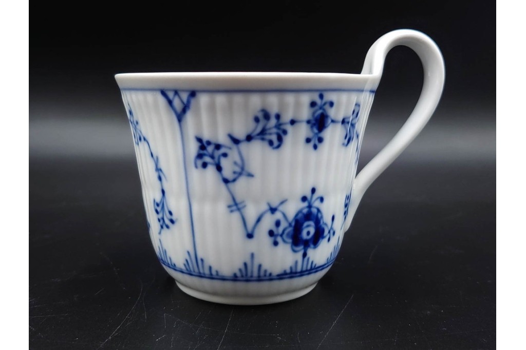 デンマーク製　ROYAL COPENHAGEN(ロイヤルコペンハーゲン)　ブルーフルーテッド プレイン プリンセス　ハイハンドルカップ&ソーサー・ラウンドディッシュ2点・ピックルディッシュセット　(R-085315)