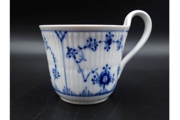 デンマーク製　ROYAL COPENHAGEN(ロイヤルコペンハーゲン)　ブルーフルーテッド プレイン プリンセス　ハイハンドルカップ&ソーサー・ラウンドディッシュ2点・ピックルディッシュセット　(R-085315)