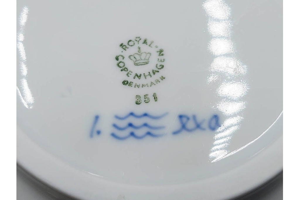 デンマーク製　ROYAL COPENHAGEN(ロイヤルコペンハーゲン)　ブルーフルーテッド プレイン プリンセス　ハイハンドルカップ&ソーサー・ラウンドディッシュ2点・ピックルディッシュセット　(R-085315)