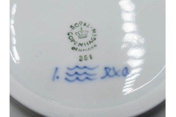 デンマーク製　ROYAL COPENHAGEN(ロイヤルコペンハーゲン)　ブルーフルーテッド プレイン プリンセス　ハイハンドルカップ&ソーサー・ラウンドディッシュ2点・ピックルディッシュセット　(R-085315)