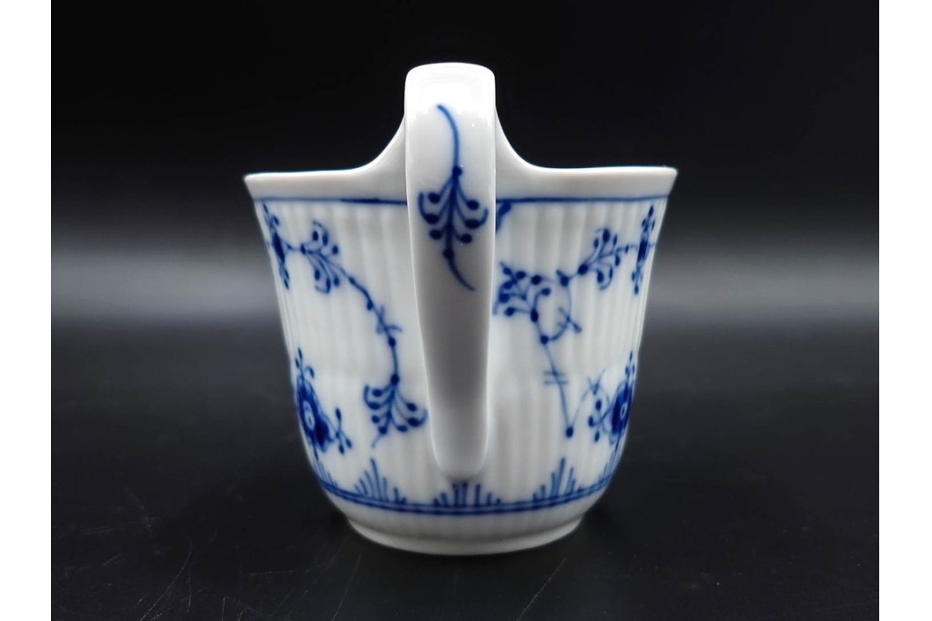 デンマーク製　ROYAL COPENHAGEN(ロイヤルコペンハーゲン)　ブルーフルーテッド プレイン プリンセス　ハイハンドルカップ&ソーサー・ラウンドディッシュ2点・ピックルディッシュセット　(R-085315)