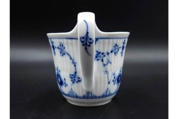 デンマーク製　ROYAL COPENHAGEN(ロイヤルコペンハーゲン)　ブルーフルーテッド プレイン プリンセス　ハイハンドルカップ&ソーサー・ラウンドディッシュ2点・ピックルディッシュセット　(R-085315)