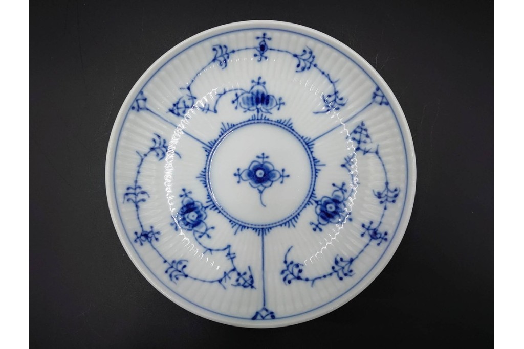 デンマーク製　ROYAL COPENHAGEN(ロイヤルコペンハーゲン)　ブルーフルーテッド プレイン プリンセス　ハイハンドルカップ&ソーサー・ラウンドディッシュ2点・ピックルディッシュセット　(R-085315)