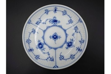 デンマーク製　ROYAL COPENHAGEN(ロイヤルコペンハーゲン)　ブルーフルーテッド プレイン プリンセス　ハイハンドルカップ&ソーサー・ラウンドディッシュ2点・ピックルディッシュセット　(R-085315)