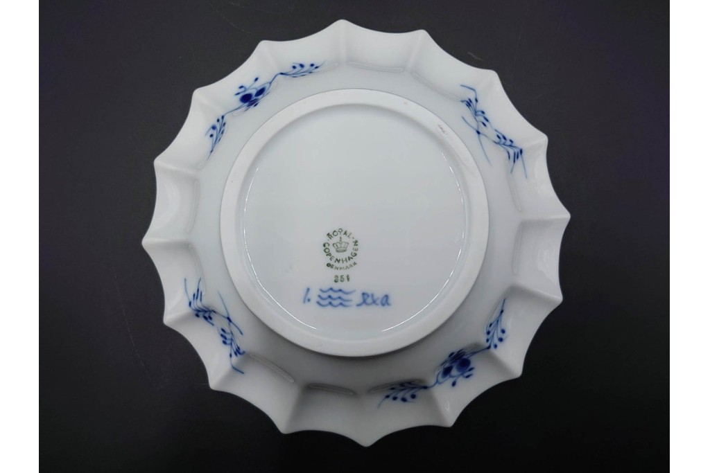 デンマーク製　ROYAL COPENHAGEN(ロイヤルコペンハーゲン)　ブルーフルーテッド プレイン プリンセス　ハイハンドルカップ&ソーサー・ラウンドディッシュ2点・ピックルディッシュセット　(R-085315)