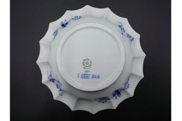 デンマーク製　ROYAL COPENHAGEN(ロイヤルコペンハーゲン)　ブルーフルーテッド プレイン プリンセス　ハイハンドルカップ&ソーサー・ラウンドディッシュ2点・ピックルディッシュセット　(R-085315)