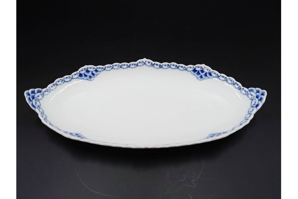 デンマーク製　ROYAL COPENHAGEN(ロイヤルコペンハーゲン)　ブルーフルーテッド プレイン プリンセス　ハイハンドルカップ&ソーサー・ラウンドディッシュ2点・ピックルディッシュセット　(R-085315)