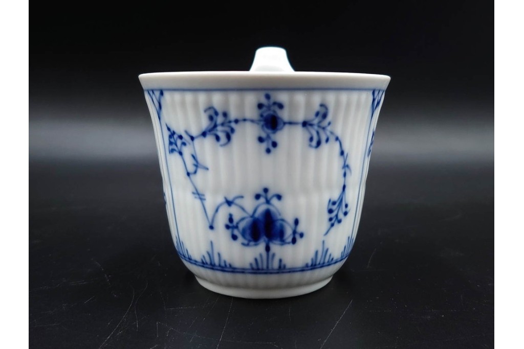 デンマーク製　ROYAL COPENHAGEN(ロイヤルコペンハーゲン)　ブルーフルーテッド プレイン プリンセス　ハイハンドルカップ&ソーサー・ラウンドディッシュ2点・ピックルディッシュセット　(R-085315)