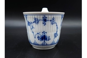 デンマーク製　ROYAL COPENHAGEN(ロイヤルコペンハーゲン)　ブルーフルーテッド プレイン プリンセス　ハイハンドルカップ&ソーサー・ラウンドディッシュ2点・ピックルディッシュセット　(R-085315)