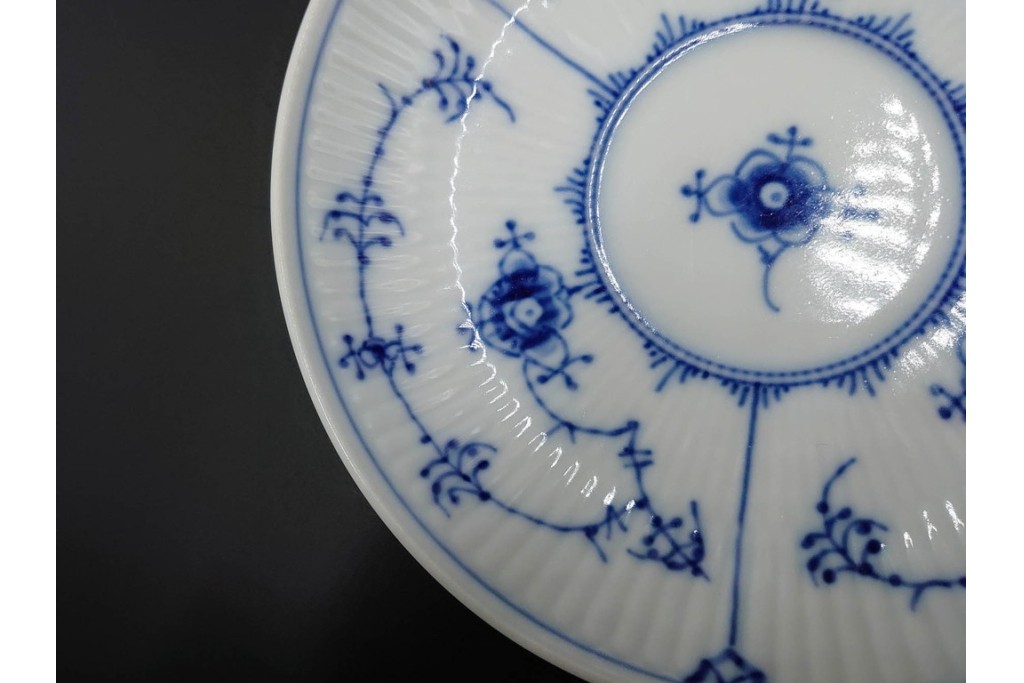 デンマーク製　ROYAL COPENHAGEN(ロイヤルコペンハーゲン)　ブルーフルーテッド プレイン プリンセス　ハイハンドルカップ&ソーサー・ラウンドディッシュ2点・ピックルディッシュセット　(R-085315)