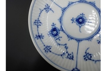 デンマーク製　ROYAL COPENHAGEN(ロイヤルコペンハーゲン)　ブルーフルーテッド プレイン プリンセス　ハイハンドルカップ&ソーサー・ラウンドディッシュ2点・ピックルディッシュセット　(R-085315)