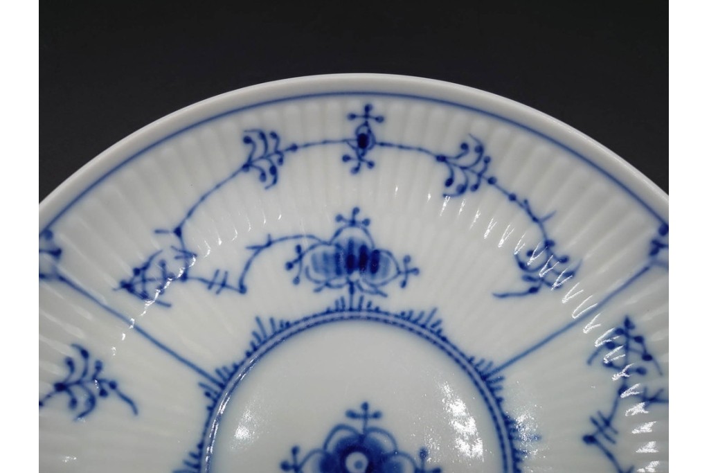 デンマーク製　ROYAL COPENHAGEN(ロイヤルコペンハーゲン)　ブルーフルーテッド プレイン プリンセス　ハイハンドルカップ&ソーサー・ラウンドディッシュ2点・ピックルディッシュセット　(R-085315)