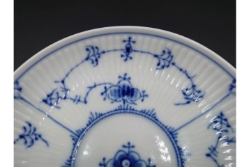 デンマーク製　ROYAL COPENHAGEN(ロイヤルコペンハーゲン)　ブルーフルーテッド プレイン プリンセス　ハイハンドルカップ&ソーサー・ラウンドディッシュ2点・ピックルディッシュセット　(R-085315)