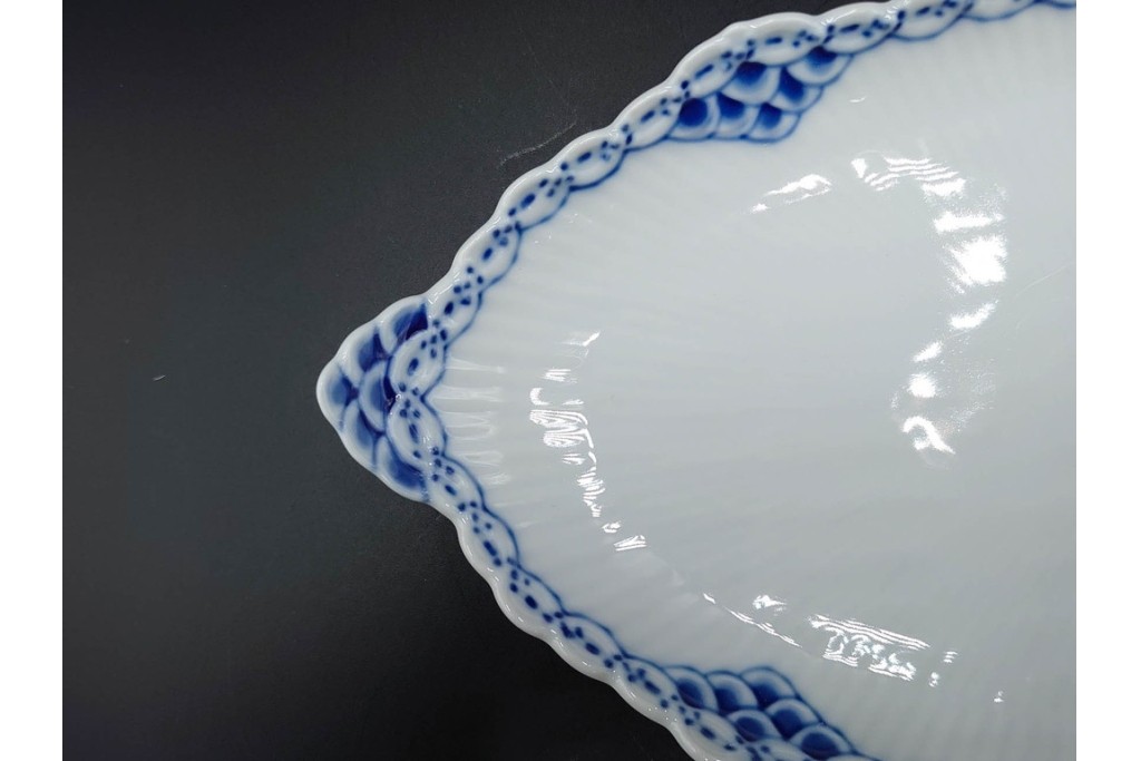 デンマーク製　ROYAL COPENHAGEN(ロイヤルコペンハーゲン)　ブルーフルーテッド プレイン プリンセス　ハイハンドルカップ&ソーサー・ラウンドディッシュ2点・ピックルディッシュセット　(R-085315)