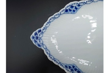 デンマーク製　ROYAL COPENHAGEN(ロイヤルコペンハーゲン)　ブルーフルーテッド プレイン プリンセス　ハイハンドルカップ&ソーサー・ラウンドディッシュ2点・ピックルディッシュセット　(R-085315)