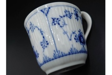 デンマーク製　ROYAL COPENHAGEN(ロイヤルコペンハーゲン)　ブルーフルーテッド プレイン プリンセス　ハイハンドルカップ&ソーサー・ラウンドディッシュ2点・ピックルディッシュセット　(R-085315)