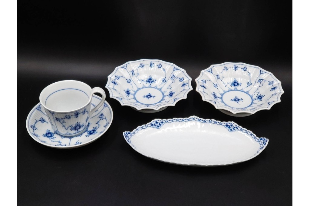 デンマーク製　ROYAL COPENHAGEN(ロイヤルコペンハーゲン)　ブルーフルーテッド プレイン プリンセス　ハイハンドルカップ&ソーサー・ラウンドディッシュ2点・ピックルディッシュセット　(R-085315)