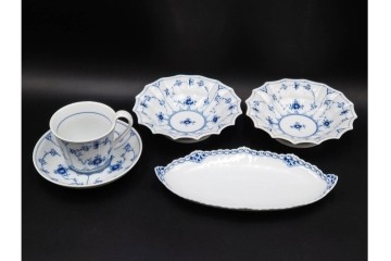 デンマーク製　ROYAL COPENHAGEN(ロイヤルコペンハーゲン)　ブルーフルーテッド プレイン プリンセス　ハイハンドルカップ&ソーサー・ラウンドディッシュ2点・ピックルディッシュセット　(R-085315)