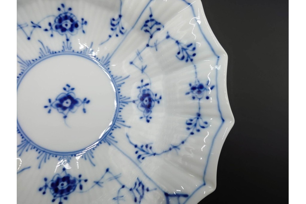 デンマーク製　ROYAL COPENHAGEN(ロイヤルコペンハーゲン)　ブルーフルーテッド プレイン プリンセス　ハイハンドルカップ&ソーサー・ラウンドディッシュ2点・ピックルディッシュセット　(R-085315)