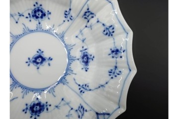 デンマーク製　ROYAL COPENHAGEN(ロイヤルコペンハーゲン)　ブルーフルーテッド プレイン プリンセス　ハイハンドルカップ&ソーサー・ラウンドディッシュ2点・ピックルディッシュセット　(R-085315)