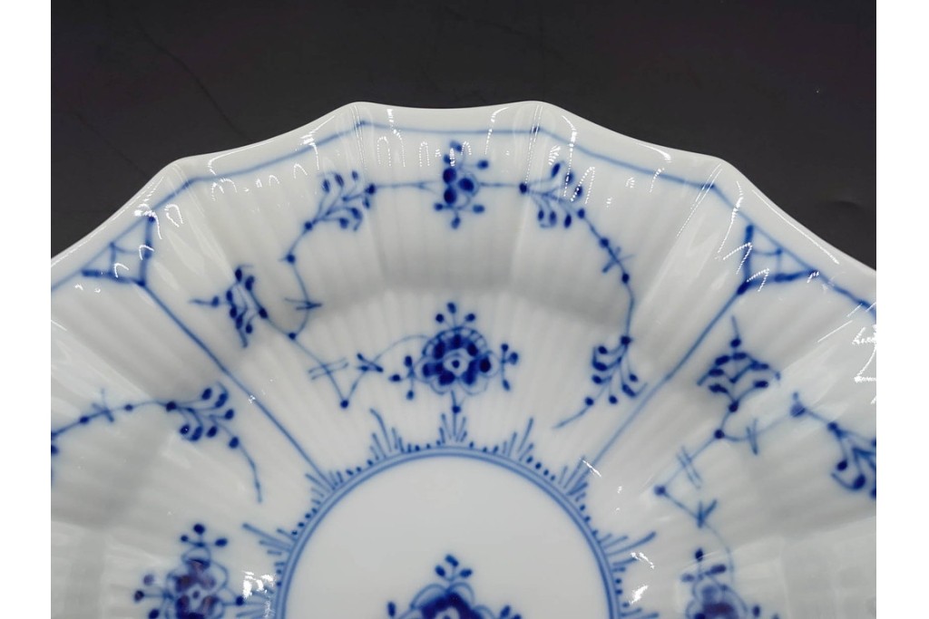 デンマーク製　ROYAL COPENHAGEN(ロイヤルコペンハーゲン)　ブルーフルーテッド プレイン プリンセス　ハイハンドルカップ&ソーサー・ラウンドディッシュ2点・ピックルディッシュセット　(R-085315)