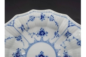 デンマーク製　ROYAL COPENHAGEN(ロイヤルコペンハーゲン)　ブルーフルーテッド プレイン プリンセス　ハイハンドルカップ&ソーサー・ラウンドディッシュ2点・ピックルディッシュセット　(R-085315)