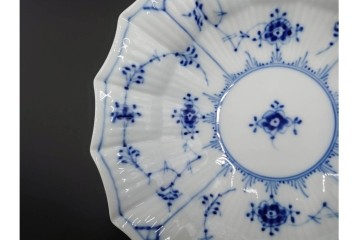 デンマーク製　ROYAL COPENHAGEN(ロイヤルコペンハーゲン)　ブルーフルーテッド プレイン プリンセス　ハイハンドルカップ&ソーサー・ラウンドディッシュ2点・ピックルディッシュセット　(R-085315)