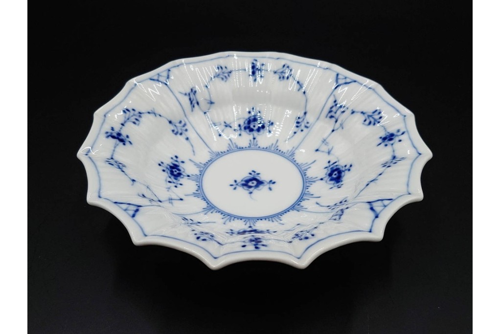 デンマーク製　ROYAL COPENHAGEN(ロイヤルコペンハーゲン)　ブルーフルーテッド プレイン プリンセス　ハイハンドルカップ&ソーサー・ラウンドディッシュ2点・ピックルディッシュセット　(R-085315)