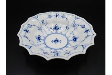 デンマーク製　ROYAL COPENHAGEN(ロイヤルコペンハーゲン)　ブルーフルーテッド プレイン プリンセス　ハイハンドルカップ&ソーサー・ラウンドディッシュ2点・ピックルディッシュセット　(R-085315)