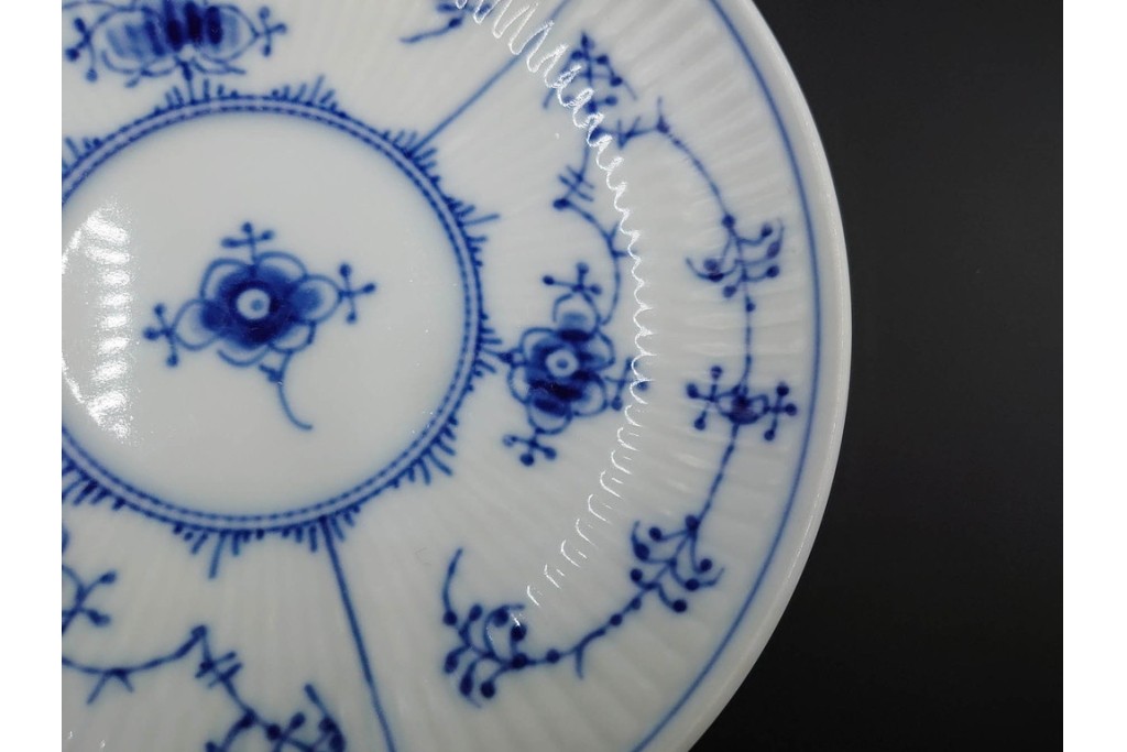 デンマーク製　ROYAL COPENHAGEN(ロイヤルコペンハーゲン)　ブルーフルーテッド プレイン プリンセス　ハイハンドルカップ&ソーサー・ラウンドディッシュ2点・ピックルディッシュセット　(R-085315)