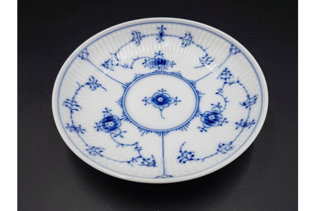 デンマーク製　ROYAL COPENHAGEN(ロイヤルコペンハーゲン)　ブルーフルーテッド プレイン プリンセス　ハイハンドルカップ&ソーサー・ラウンドディッシュ2点・ピックルディッシュセット　(R-085315)