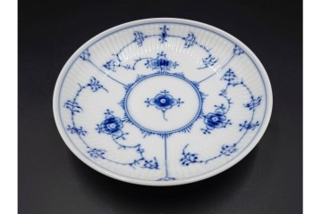 デンマーク製　ROYAL COPENHAGEN(ロイヤルコペンハーゲン)　ブルーフルーテッド プレイン プリンセス　ハイハンドルカップ&ソーサー・ラウンドディッシュ2点・ピックルディッシュセット　(R-085315)