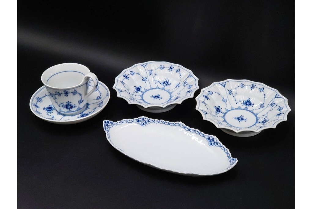 デンマーク製　ROYAL COPENHAGEN(ロイヤルコペンハーゲン)　ブルーフルーテッド プレイン プリンセス　ハイハンドルカップ&ソーサー・ラウンドディッシュ2点・ピックルディッシュセット　(R-085315)