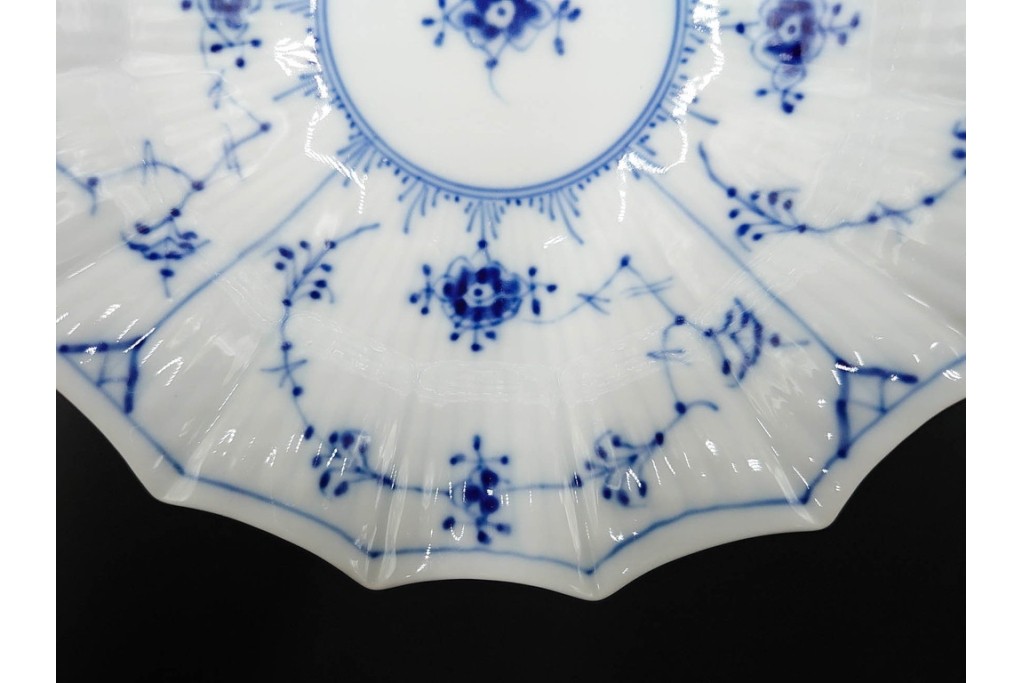 デンマーク製　ROYAL COPENHAGEN(ロイヤルコペンハーゲン)　ブルーフルーテッド プレイン プリンセス　ハイハンドルカップ&ソーサー・ラウンドディッシュ2点・ピックルディッシュセット　(R-085315)