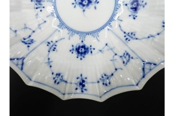 デンマーク製　ROYAL COPENHAGEN(ロイヤルコペンハーゲン)　ブルーフルーテッド プレイン プリンセス　ハイハンドルカップ&ソーサー・ラウンドディッシュ2点・ピックルディッシュセット　(R-085315)