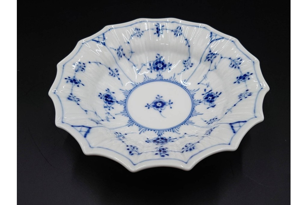 デンマーク製　ROYAL COPENHAGEN(ロイヤルコペンハーゲン)　ブルーフルーテッド プレイン プリンセス　ハイハンドルカップ&ソーサー・ラウンドディッシュ2点・ピックルディッシュセット　(R-085315)