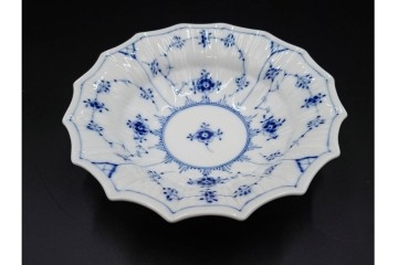 デンマーク製　ROYAL COPENHAGEN(ロイヤルコペンハーゲン)　ブルーフルーテッド プレイン プリンセス　ハイハンドルカップ&ソーサー・ラウンドディッシュ2点・ピックルディッシュセット　(R-085315)