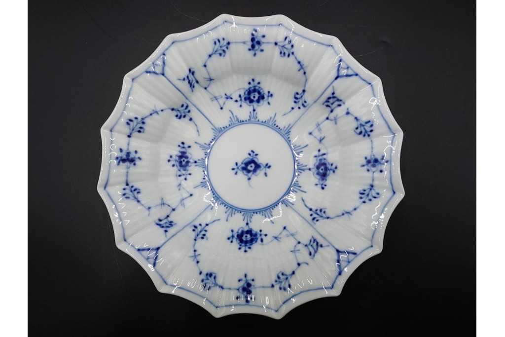 デンマーク製　ROYAL COPENHAGEN(ロイヤルコペンハーゲン)　ブルーフルーテッド プレイン プリンセス　ハイハンドルカップ&ソーサー・ラウンドディッシュ2点・ピックルディッシュセット　(R-085315)