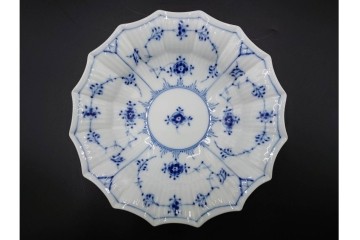 デンマーク製　ROYAL COPENHAGEN(ロイヤルコペンハーゲン)　ブルーフルーテッド プレイン プリンセス　ハイハンドルカップ&ソーサー・ラウンドディッシュ2点・ピックルディッシュセット　(R-085315)