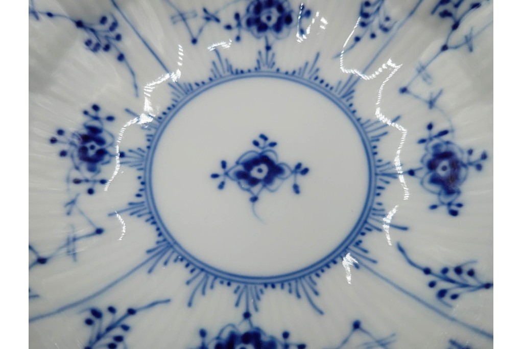 デンマーク製　ROYAL COPENHAGEN(ロイヤルコペンハーゲン)　ブルーフルーテッド プレイン プリンセス　ハイハンドルカップ&ソーサー・ラウンドディッシュ2点・ピックルディッシュセット　(R-085315)