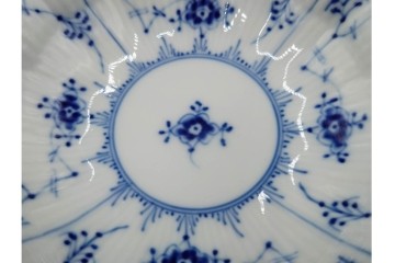 デンマーク製　ROYAL COPENHAGEN(ロイヤルコペンハーゲン)　ブルーフルーテッド プレイン プリンセス　ハイハンドルカップ&ソーサー・ラウンドディッシュ2点・ピックルディッシュセット　(R-085315)