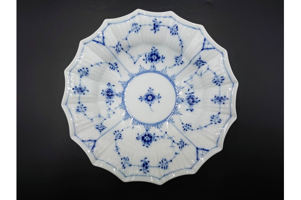 デンマーク製　ROYAL COPENHAGEN(ロイヤルコペンハーゲン)　ブルーフルーテッド プレイン プリンセス　ハイハンドルカップ&ソーサー・ラウンドディッシュ2点・ピックルディッシュセット　(R-085315)