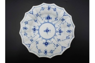 デンマーク製　ROYAL COPENHAGEN(ロイヤルコペンハーゲン)　ブルーフルーテッド プレイン プリンセス　ハイハンドルカップ&ソーサー・ラウンドディッシュ2点・ピックルディッシュセット　(R-085315)