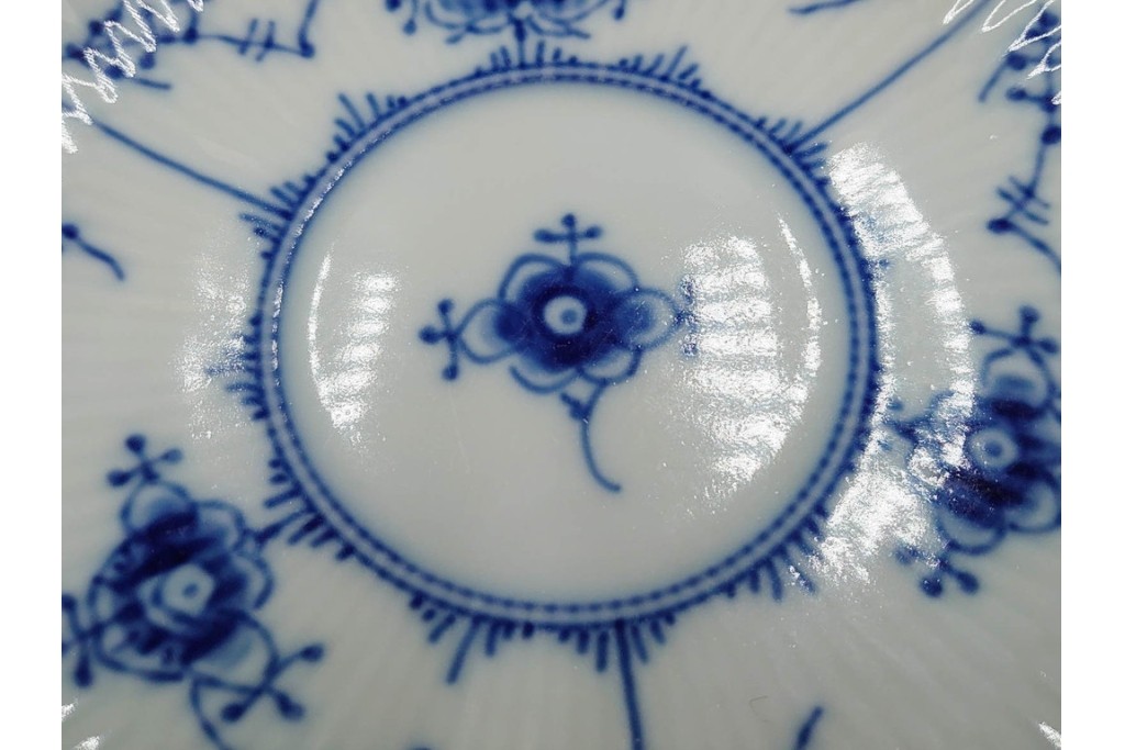 デンマーク製　ROYAL COPENHAGEN(ロイヤルコペンハーゲン)　ブルーフルーテッド プレイン プリンセス　ハイハンドルカップ&ソーサー・ラウンドディッシュ2点・ピックルディッシュセット　(R-085315)